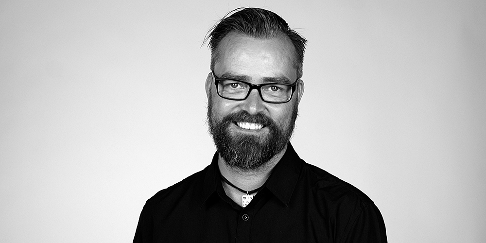 Porträtt på föreläsare Micke Gunnarsson i svartvit