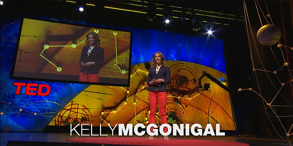 Kelly McGonigal håller en TEDtalk