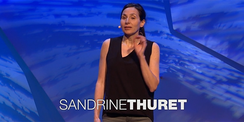 Bild på Sandrine Thuret som har en talkshow